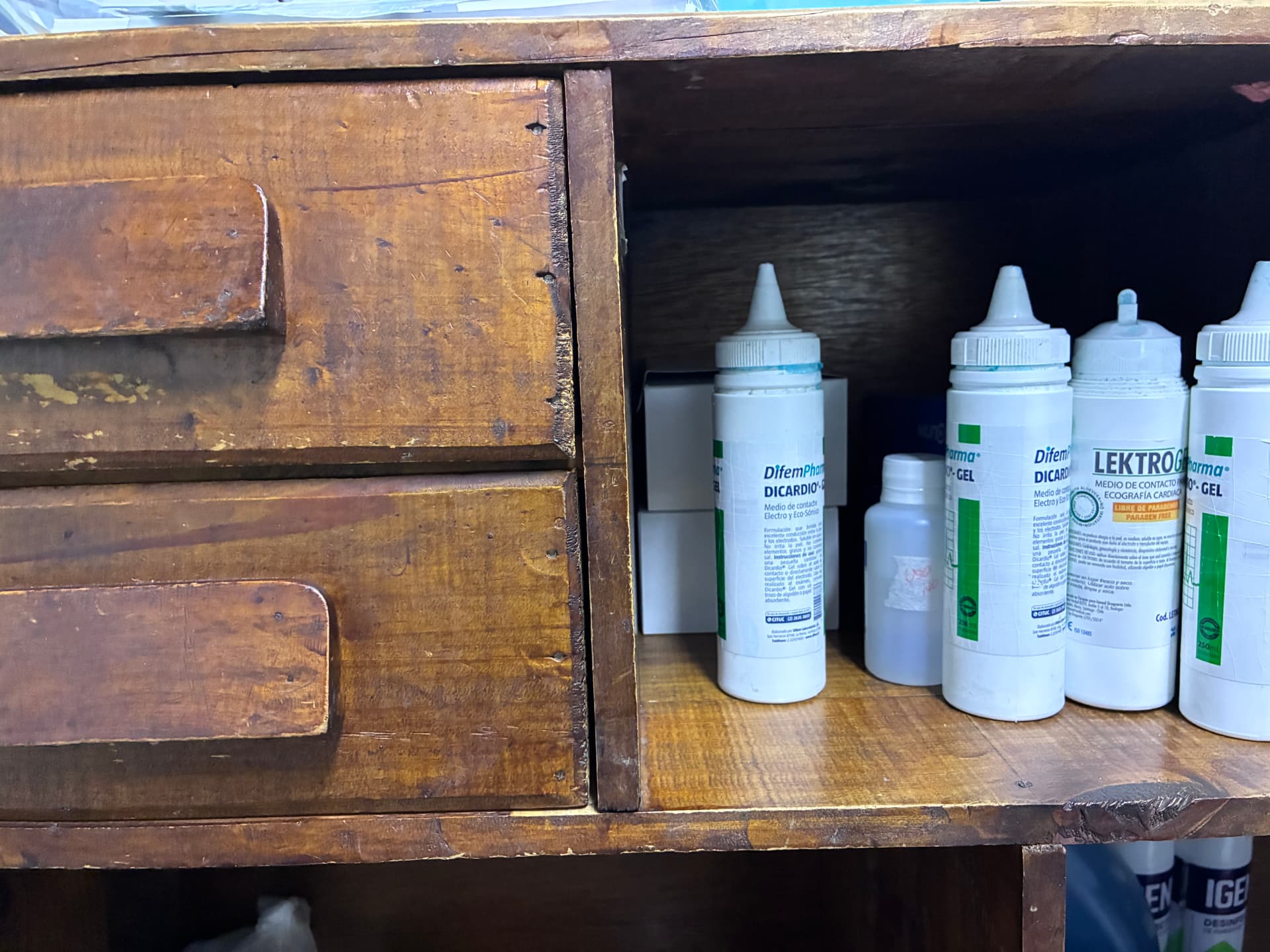 Insumos de la sala de ecografía en el mueble de madera del servicio.