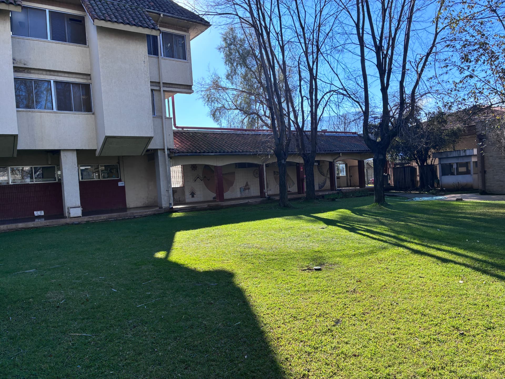Fachada del pabellón del hospital sobre el parque.